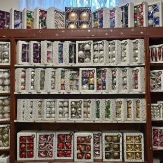 Exkluzivně u nás 👌🤩 Široký výběr ručně vyráběných vánočních skleněných ozdob od českých výrobců ❄️ Knihkupectví a...